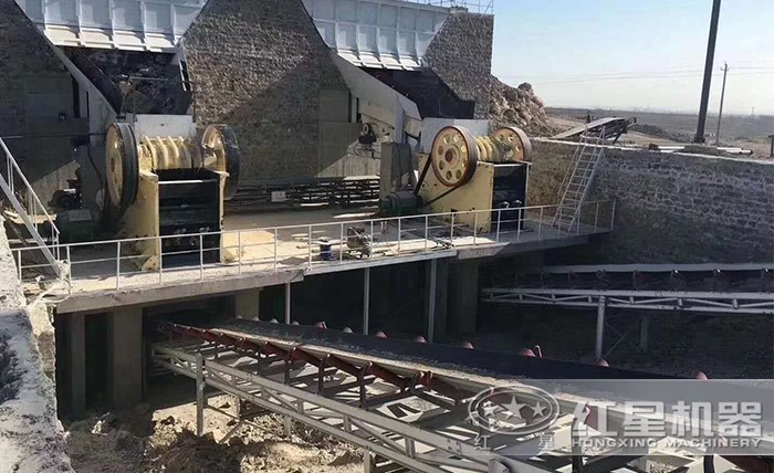 Щековая дробилка используется для крупного дробления камня на месте.